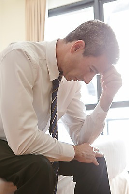 포토 JPG 서양인 외국인 백인 해외기획촬영 남자 2013년태국 40대 중년 생각 비즈니스 호텔 휴식 실내 한명 사람 앉기 정장 손짓 상반신 성인 침대 직장인 비즈니스맨 고민 남자만 남자한명만 성인남자만 성인한명만 성인남자한명만 중년만 중년남자만 중년남자한명만 성인만 국내포토 직업 1 옷 감정 가구 컨셉 모션 숙소 인종 내부 파일형식