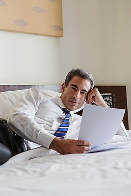 포토 JPG 서양인 외국인 백인 해외기획촬영 남자 2013년태국 40대 중년 비즈니스 호텔 휴식 실내 한명 들기 사람 정장 상반신 성인 앞모습 눕기 침대 업무 직장인 비즈니스맨 문서 남자만 남자한명만 성인남자만 성인한명만 성인남자한명만 중년만 중년남자만 중년남자한명만 성인만 국내포토 직업 1 옷 뷰포인트 가구 컨셉 모션 숙소 인종 내부 작업 파일형식