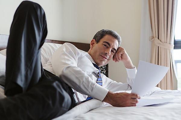 포토 JPG 서양인 외국인 백인 해외기획촬영 남자 2013년태국 40대 중년 비즈니스 호텔 휴식 실내 한명 미소 들기 사람 정장 상반신 성인 눕기 침대 업무 직장인 비즈니스맨 문서 남자만 남자한명만 성인남자만 성인한명만 성인남자한명만 중년만 중년남자만 중년남자한명만 성인만 국내포토 직업 1 옷 가구 컨셉 모션 숙소 표정 인종 내부 작업 파일형식