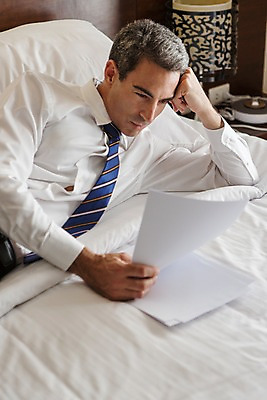 포토 JPG 서양인 외국인 백인 해외기획촬영 남자 2013년태국 40대 중년 비즈니스 호텔 휴식 실내 한명 들기 사람 정장 상반신 성인 눕기 침대 업무 직장인 비즈니스맨 문서 남자만 남자한명만 성인남자만 성인한명만 성인남자한명만 중년만 중년남자만 중년남자한명만 성인만 국내포토 직업 1 옷 가구 컨셉 모션 숙소 인종 내부 작업 파일형식