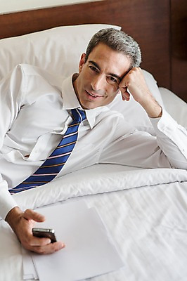 포토 JPG 서양인 외국인 백인 해외기획촬영 남자 2013년태국 40대 중년 비즈니스 베개 호텔 휴식 실내 한명 미소 들기 사람 정장 상반신 성인 스마트폰 눕기 침대 직장인 비즈니스맨 문서 남자만 남자한명만 성인남자만 성인한명만 성인남자한명만 중년만 중년남자만 중년남자한명만 성인만 국내포토 직업 1 옷 가구 컨셉 침구 모션 숙소 표정 인종 내부 핸드폰 스마트기기 파일형식