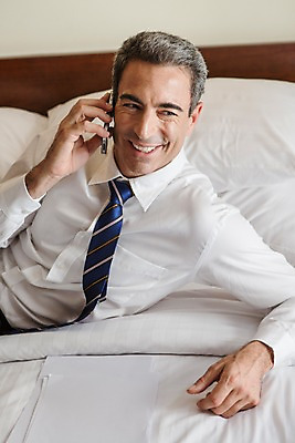 포토 JPG 서양인 외국인 백인 해외기획촬영 남자 2013년태국 40대 중년 비즈니스 호텔 휴식 실내 한명 미소 들기 사람 정장 상반신 성인 스마트폰 눕기 침대 직장인 비즈니스맨 문서 통화 남자만 남자한명만 성인남자만 성인한명만 성인남자한명만 중년만 중년남자만 중년남자한명만 성인만 국내포토 직업 1 옷 가구 컨셉 모션 숙소 표정 인종 내부 핸드폰 스마트기기 파일형식