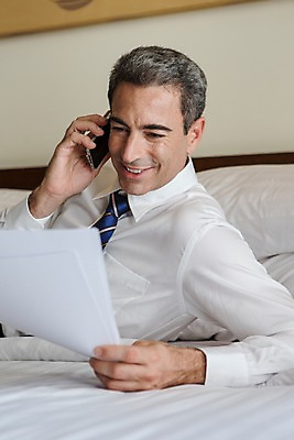 포토 JPG 서양인 외국인 백인 해외기획촬영 남자 2013년태국 40대 중년 비즈니스 호텔 휴식 실내 한명 미소 들기 사람 정장 상반신 성인 앞모습 스마트폰 눕기 침대 직장인 비즈니스맨 문서 통화 남자만 남자한명만 성인남자만 성인한명만 성인남자한명만 중년만 중년남자만 중년남자한명만 성인만 국내포토 직업 1 옷 뷰포인트 가구 컨셉 모션 숙소 표정 인종 내부 핸드폰 스마트기기 파일형식
