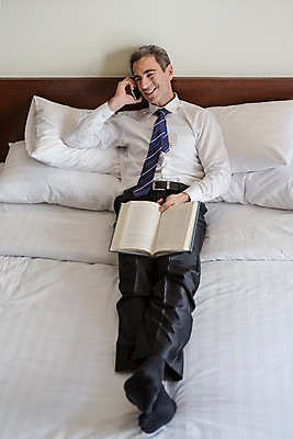 포토 JPG 전신 서양인 외국인 백인 해외기획촬영 남자 2013년태국 40대 중년 비즈니스 베개 호텔 휴식 실내 한명 들기 사람 정장 성인 앞모습 책 스마트폰 기댐 침대 직장인 비즈니스맨 통화 남자만 남자한명만 성인남자만 성인한명만 성인남자한명만 중년만 중년남자만 중년남자한명만 성인만 국내포토 직업 1 옷 뷰포인트 가구 컨셉 침구 모션 숙소 인종 내부 핸드폰 스마트기기 파일형식