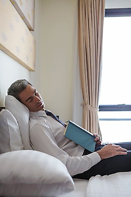 포토 JPG 서양인 외국인 백인 해외기획촬영 남자 2013년태국 40대 중년 비즈니스 베개 호텔 휴식 실내 한명 사람 정장 상반신 성인 옆모습 책 눕기 눈감음 침대 잠 커튼 직장인 비즈니스맨 남자만 남자한명만 성인남자만 성인한명만 성인남자한명만 중년만 중년남자만 중년남자한명만 성인만 국내포토 직업 1 옷 뷰포인트 가구 컨셉 침구 모션 숙소 인종 내부 파일형식