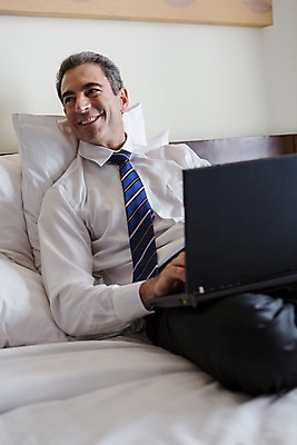 포토 JPG 서양인 외국인 백인 해외기획촬영 남자 2013년태국 40대 중년 비즈니스 베개 호텔 휴식 실내 한명 미소 사람 앉기 정장 상반신 성인 앞모습 노트북 기댐 침대 웹서핑 업무 직장인 비즈니스맨 남자만 남자한명만 성인남자만 성인한명만 성인남자한명만 중년만 중년남자만 중년남자한명만 성인만 국내포토 직업 1 옷 뷰포인트 가구 컨셉 침구 모션 숙소 표정 인종 내부 전자제품 작업 파일형식