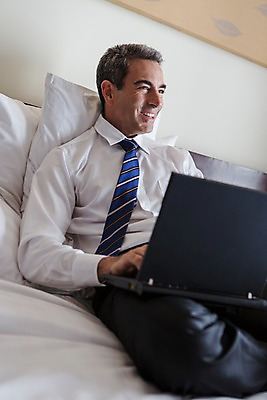 포토 JPG 서양인 외국인 백인 해외기획촬영 남자 2013년태국 40대 중년 비즈니스 베개 호텔 휴식 실내 한명 미소 사람 앉기 정장 상반신 성인 앞모습 노트북 기댐 침대 웹서핑 업무 직장인 비즈니스맨 남자만 남자한명만 성인남자만 성인한명만 성인남자한명만 중년만 중년남자만 중년남자한명만 성인만 국내포토 직업 1 옷 뷰포인트 가구 컨셉 침구 모션 숙소 표정 인종 내부 전자제품 작업 파일형식