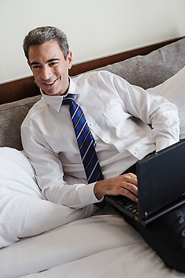 포토 JPG 서양인 외국인 백인 해외기획촬영 남자 2013년태국 40대 중년 비즈니스 베개 호텔 휴식 실내 한명 미소 사람 앉기 정장 상반신 성인 앞모습 노트북 침대 웹서핑 업무 직장인 비즈니스맨 남자만 남자한명만 성인남자만 성인한명만 성인남자한명만 중년만 중년남자만 중년남자한명만 성인만 국내포토 직업 1 옷 뷰포인트 가구 컨셉 침구 모션 숙소 표정 인종 내부 전자제품 작업 파일형식