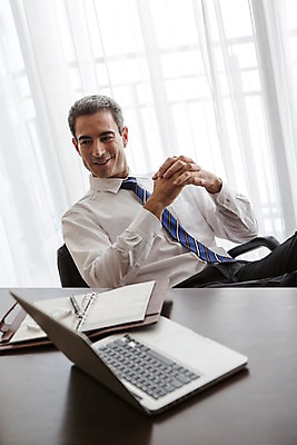 포토 JPG 서양인 외국인 백인 해외기획촬영 남자 2013년태국 40대 중년 비즈니스 탁자 호텔 휴식 실내 한명 미소 사람 앉기 정장 상반신 성인 앞모습 노트북 펜 다이어리 직장인 비즈니스맨 남자만 남자한명만 성인남자만 성인한명만 성인남자한명만 중년만 중년남자만 중년남자한명만 성인만 국내포토 직업 1 옷 뷰포인트 가구 컨셉 모션 숙소 표정 인종 내부 전자제품 필기구 사무용품 파일형식