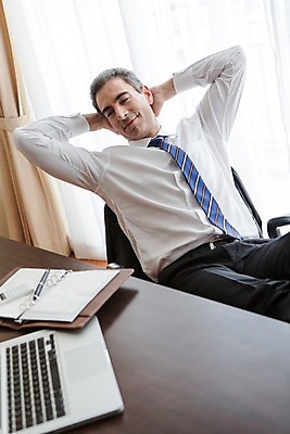 포토 JPG 서양인 외국인 백인 해외기획촬영 남자 2013년태국 40대 중년 비즈니스 탁자 호텔 휴식 실내 한명 사람 앉기 정장 손짓 상반신 성인 앞모습 노트북 펜 눈감음 다이어리 직장인 비즈니스맨 남자만 남자한명만 성인남자만 성인한명만 성인남자한명만 중년만 중년남자만 중년남자한명만 성인만 국내포토 직업 1 옷 뷰포인트 가구 컨셉 모션 숙소 인종 내부 전자제품 필기구 사무용품 파일형식