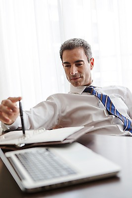 포토 JPG 서양인 외국인 백인 해외기획촬영 남자 2013년태국 40대 중년 비즈니스 탁자 호텔 휴식 실내 한명 미소 사람 앉기 정장 상반신 성인 앞모습 노트북 펜 다이어리 직장인 비즈니스맨 남자만 남자한명만 성인남자만 성인한명만 성인남자한명만 중년만 중년남자만 중년남자한명만 성인만 국내포토 직업 1 옷 뷰포인트 가구 컨셉 모션 숙소 표정 인종 내부 전자제품 필기구 사무용품 파일형식