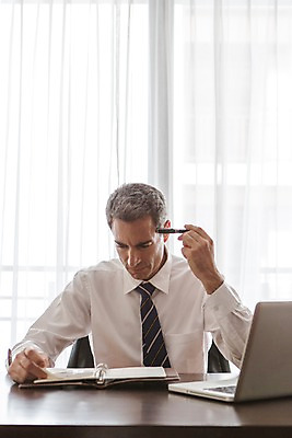 포토 JPG 서양인 외국인 백인 해외기획촬영 남자 2013년태국 40대 중년 생각 비즈니스 탁자 호텔 실내 한명 들기 사람 앉기 정장 상반신 성인 앞모습 노트북 볼펜 다이어리 직장인 비즈니스맨 고민 남자만 남자한명만 성인남자만 성인한명만 성인남자한명만 중년만 중년남자만 중년남자한명만 성인만 국내포토 직업 1 옷 감정 뷰포인트 가구 모션 숙소 인종 내부 전자제품 펜 사무용품 파일형식