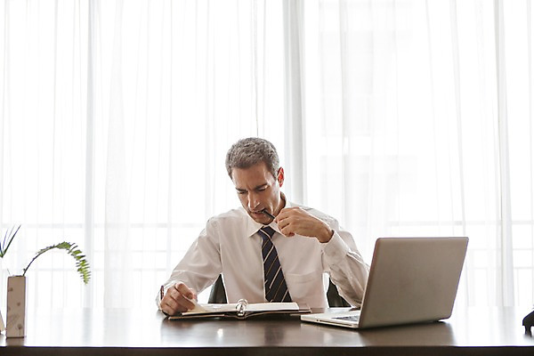 포토 JPG 서양인 외국인 백인 해외기획촬영 남자 2013년태국 40대 중년 생각 비즈니스 탁자 호텔 실내 한명 들기 사람 앉기 정장 상반신 성인 앞모습 노트북 볼펜 다이어리 직장인 비즈니스맨 고민 남자만 남자한명만 성인남자만 성인한명만 성인남자한명만 중년만 중년남자만 중년남자한명만 성인만 국내포토 직업 1 옷 감정 뷰포인트 가구 모션 숙소 인종 내부 전자제품 펜 사무용품 파일형식