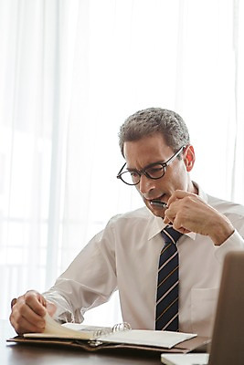 포토 JPG 서양인 외국인 백인 해외기획촬영 남자 안경 2013년태국 40대 중년 비즈니스 탁자 호텔 실내 한명 들기 사람 앉기 정장 상반신 성인 노트북 볼펜 다이어리 직장인 비즈니스맨 고민 남자만 남자한명만 성인남자만 성인한명만 성인남자한명만 중년만 중년남자만 중년남자한명만 성인만 안경낌 국내포토 직업 1 잡화 옷 감정 가구 모션 숙소 인종 내부 전자제품 펜 사무용품 파일형식