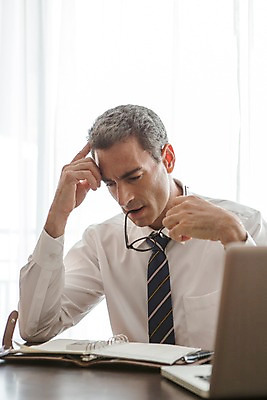 포토 JPG 서양인 외국인 백인 해외기획촬영 남자 안경 2013년태국 40대 중년 생각 비즈니스 탁자 호텔 휴식 실내 한명 들기 사람 앉기 정장 손짓 상반신 성인 노트북 다이어리 직장인 비즈니스맨 남자만 남자한명만 성인남자만 성인한명만 성인남자한명만 중년만 중년남자만 중년남자한명만 성인만 국내포토 직업 1 잡화 옷 가구 컨셉 모션 숙소 인종 내부 전자제품 사무용품 파일형식