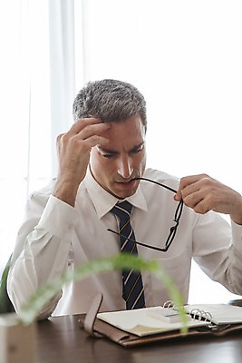 포토 JPG 서양인 외국인 백인 해외기획촬영 남자 안경 2013년태국 40대 중년 생각 비즈니스 탁자 호텔 실내 한명 들기 사람 앉기 정장 상반신 성인 앞모습 다이어리 직장인 비즈니스맨 고민 남자만 남자한명만 성인남자만 성인한명만 성인남자한명만 중년만 중년남자만 중년남자한명만 성인만 국내포토 직업 1 잡화 옷 감정 뷰포인트 가구 모션 숙소 인종 내부 사무용품 파일형식