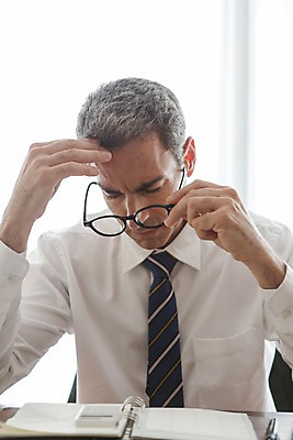 포토 JPG 서양인 외국인 백인 해외기획촬영 남자 안경 2013년태국 40대 중년 생각 비즈니스 호텔 실내 한명 들기 사람 앉기 정장 상반신 성인 앞모습 다이어리 직장인 비즈니스맨 고민 남자만 남자한명만 성인남자만 성인한명만 성인남자한명만 중년만 중년남자만 중년남자한명만 성인만 국내포토 직업 1 잡화 옷 감정 뷰포인트 모션 숙소 인종 내부 사무용품 파일형식