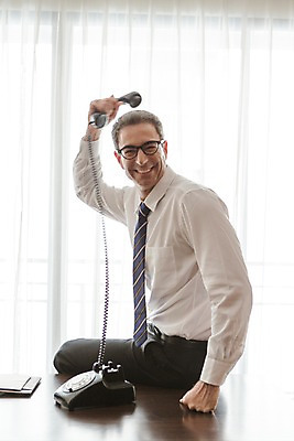 포토 JPG 서양인 외국인 백인 해외기획촬영 남자 안경 2013년태국 40대 중년 비즈니스 탁자 호텔 실내 한명 미소 들기 사람 정장 상반신 성인 기쁨 직장인 비즈니스맨 전화기 통화 걸터앉기 남자만 남자한명만 성인남자만 성인한명만 성인남자한명만 중년만 중년남자만 중년남자한명만 성인만 안경낌 국내포토 직업 1 잡화 옷 감정 가구 모션 숙소 표정 앉기 인종 내부 파일형식