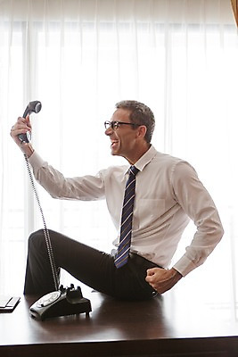 포토 JPG 서양인 외국인 백인 해외기획촬영 남자 안경 2013년태국 40대 중년 비즈니스 탁자 호텔 실내 한명 미소 들기 사람 정장 손짓 상반신 성인 옆모습 주먹 기쁨 직장인 비즈니스맨 전화기 통화 걸터앉기 남자만 남자한명만 성인남자만 성인한명만 성인남자한명만 중년만 중년남자만 중년남자한명만 성인만 안경낌 국내포토 직업 1 잡화 옷 감정 뷰포인트 가구 모션 숙소 표정 앉기 인종 내부 파일형식