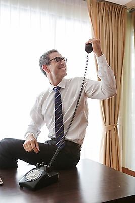 포토 JPG 서양인 외국인 백인 해외기획촬영 남자 안경 2013년태국 40대 중년 비즈니스 탁자 호텔 실내 한명 미소 들기 사람 정장 상반신 성인 기쁨 직장인 비즈니스맨 전화기 통화 걸터앉기 남자만 남자한명만 성인남자만 성인한명만 성인남자한명만 중년만 중년남자만 중년남자한명만 성인만 안경낌 국내포토 직업 1 잡화 옷 감정 가구 모션 숙소 표정 앉기 인종 내부 파일형식