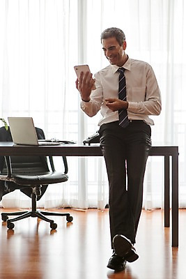 포토 JPG 전신 서양인 외국인 백인 해외기획촬영 남자 2013년태국 40대 중년 의자 비즈니스 탁자 실내 한명 미소 들기 사람 정장 성인 앞모습 노트북 태블릿 웹서핑 업무 직장인 비즈니스맨 걸터앉기 남자만 남자한명만 성인남자만 성인한명만 성인남자한명만 중년만 중년남자만 중년남자한명만 성인만 국내포토 직업 1 옷 뷰포인트 가구 모션 표정 앉기 인종 내부 전자제품 스마트기기 작업 파일형식