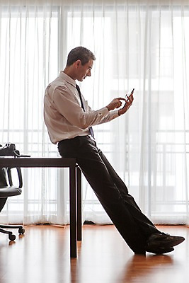 포토 JPG 전신 서양인 외국인 백인 해외기획촬영 남자 2013년태국 40대 중년 비즈니스 탁자 호텔 실내 한명 들기 사람 정장 성인 옆모습 태블릿 웹서핑 업무 직장인 비즈니스맨 걸터앉기 남자만 남자한명만 성인남자만 성인한명만 성인남자한명만 중년만 중년남자만 중년남자한명만 성인만 국내포토 직업 1 옷 뷰포인트 가구 모션 숙소 앉기 인종 내부 전자제품 스마트기기 작업 파일형식