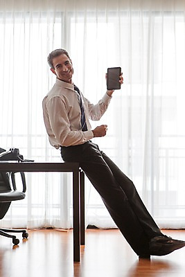 포토 JPG 전신 서양인 외국인 백인 해외기획촬영 남자 2013년태국 40대 중년 비즈니스 탁자 호텔 실내 한명 미소 들기 사람 정장 성인 태블릿 웹서핑 업무 직장인 비즈니스맨 걸터앉기 남자만 남자한명만 성인남자만 성인한명만 성인남자한명만 중년만 중년남자만 중년남자한명만 성인만 국내포토 직업 1 옷 가구 모션 숙소 표정 앉기 인종 내부 전자제품 스마트기기 작업 파일형식