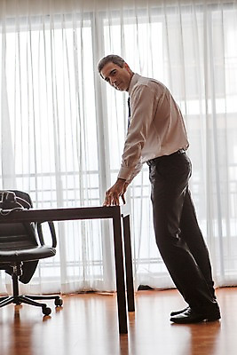 포토 JPG 전신 서양인 외국인 백인 해외기획촬영 남자 2013년태국 40대 중년 의자 비즈니스 탁자 호텔 휴식 실내 한명 서기 사람 정장 성인 옆모습 잡기 직장인 비즈니스맨 남자만 남자한명만 성인남자만 성인한명만 성인남자한명만 중년만 중년남자만 중년남자한명만 성인만 국내포토 직업 1 옷 뷰포인트 가구 컨셉 모션 숙소 인종 내부 파일형식