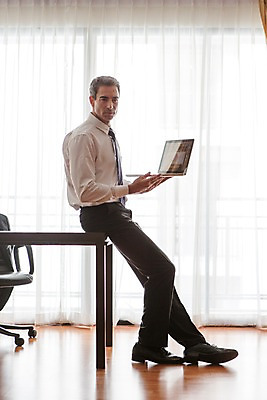 포토 JPG 전신 서양인 외국인 백인 해외기획촬영 남자 2013년태국 40대 중년 의자 비즈니스 탁자 호텔 실내 한명 들기 사람 정장 성인 옆모습 노트북 웹서핑 업무 직장인 비즈니스맨 걸터앉기 남자만 남자한명만 성인남자만 성인한명만 성인남자한명만 중년만 중년남자만 중년남자한명만 성인만 국내포토 직업 1 옷 뷰포인트 가구 모션 숙소 앉기 인종 내부 전자제품 작업 파일형식