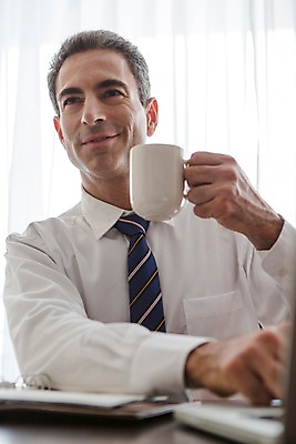 포토 JPG 서양인 외국인 백인 해외기획촬영 남자 커피 2013년태국 40대 중년 비즈니스 탁자 호텔 휴식 실내 한명 미소 들기 사람 앉기 정장 상반신 성인 앞모습 마시기 직장인 비즈니스맨 커피잔 남자만 남자한명만 성인남자만 성인한명만 성인남자한명만 중년만 중년남자만 중년남자한명만 성인만 국내포토 직업 1 옷 음료 뷰포인트 가구 컨셉 모션 숙소 잔 표정 인종 내부 파일형식