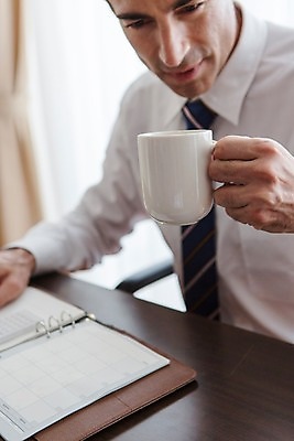 포토 JPG 서양인 외국인 백인 해외기획촬영 남자 커피 2013년태국 40대 중년 비즈니스 탁자 호텔 휴식 실내 한명 들기 사람 앉기 정장 상반신 성인 다이어리 직장인 비즈니스맨 커피잔 남자만 남자한명만 성인남자만 성인한명만 성인남자한명만 중년만 중년남자만 중년남자한명만 성인만 국내포토 직업 1 옷 음료 가구 컨셉 모션 숙소 잔 인종 내부 사무용품 파일형식