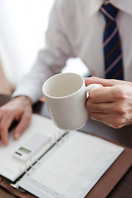 포토 JPG 서양인 외국인 백인 해외기획촬영 손 남자 커피 2013년태국 40대 중년 비즈니스 탁자 호텔 휴식 실내 한명 들기 사람 정장 성인 아웃포커스 신체부위 컵 다이어리 직장인 비즈니스맨 커피잔 성인한명만 중년만 성인만 국내포토 직업 1 식기 옷 음료 가구 컨셉 모션 숙소 잔 촬영기법 인종 내부 사무용품 파일형식