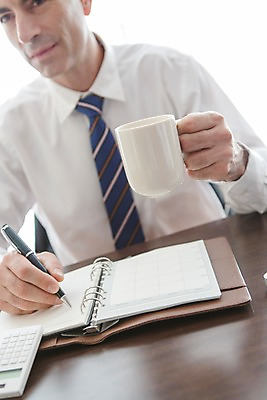 포토 JPG 서양인 외국인 백인 해외기획촬영 남자 커피 2013년태국 40대 중년 비즈니스 탁자 호텔 실내 한명 들기 사람 정장 상반신 성인 앞모습 볼펜 다이어리 업무 직장인 비즈니스맨 커피잔 남자만 남자한명만 성인남자만 성인한명만 성인남자한명만 중년만 중년남자만 중년남자한명만 성인만 국내포토 직업 1 옷 음료 뷰포인트 가구 모션 숙소 잔 인종 내부 펜 사무용품 작업 파일형식