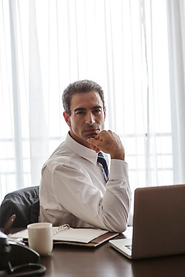 포토 JPG 서양인 외국인 백인 해외기획촬영 남자 2013년태국 40대 중년 비즈니스 탁자 호텔 휴식 실내 한명 사람 앉기 정장 상반신 성인 옆모습 노트북 다이어리 턱괴기 직장인 비즈니스맨 커피잔 남자만 남자한명만 성인남자만 성인한명만 성인남자한명만 중년만 중년남자만 중년남자한명만 성인만 국내포토 직업 1 옷 커피 뷰포인트 가구 컨셉 모션 숙소 잔 인종 내부 전자제품 사무용품 파일형식