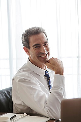 포토 JPG 서양인 외국인 백인 해외기획촬영 남자 2013년태국 40대 중년 비즈니스 탁자 호텔 휴식 실내 한명 미소 사람 앉기 정장 상반신 성인 볼펜 다이어리 턱괴기 직장인 비즈니스맨 남자만 남자한명만 성인남자만 성인한명만 성인남자한명만 중년만 중년남자만 중년남자한명만 성인만 국내포토 직업 1 옷 가구 컨셉 모션 숙소 표정 인종 내부 펜 사무용품 파일형식