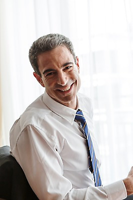 포토 JPG 서양인 외국인 백인 해외기획촬영 남자 2013년태국 40대 중년 비즈니스 호텔 휴식 실내 한명 미소 사람 앉기 정장 상반신 성인 직장인 비즈니스맨 남자만 남자한명만 성인남자만 성인한명만 성인남자한명만 중년만 중년남자만 중년남자한명만 성인만 국내포토 직업 1 옷 컨셉 모션 숙소 표정 인종 내부 파일형식