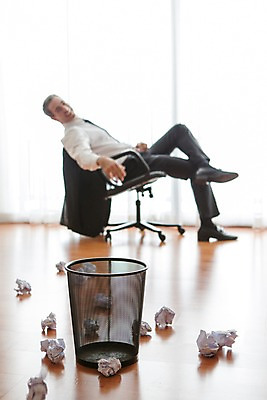 포토 JPG 전신 서양인 외국인 백인 해외기획촬영 남자 종이 2013년태국 40대 중년 의자 비즈니스 호텔 휴식 실내 한명 사람 앉기 정장 성인 옆모습 쓰레기통 직장인 비즈니스맨 던지기 쓰레기 남자만 남자한명만 성인남자만 성인한명만 성인남자한명만 중년만 중년남자만 중년남자한명만 성인만 국내포토 직업 1 옷 뷰포인트 가구 컨셉 모션 숙소 인종 내부 파일형식