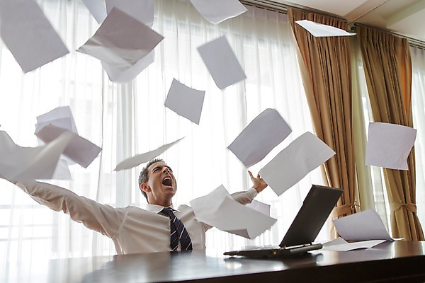 포토 JPG 서양인 외국인 백인 해외기획촬영 남자 종이 2013년태국 40대 중년 비즈니스 탁자 호텔 스트레스 실내 한명 사람 정장 상반신 성인 앞모습 노트북 외침 직장인 비즈니스맨 던지기 문서 남자만 남자한명만 성인남자만 성인한명만 성인남자한명만 중년만 중년남자만 중년남자한명만 성인만 국내포토 직업 1 옷 뷰포인트 가구 모션 숙소 인종 내부 전자제품 소리 파일형식