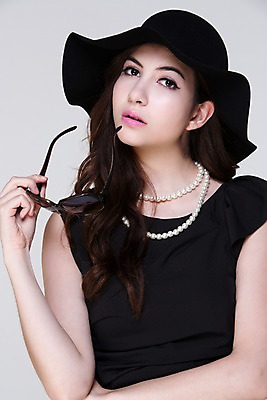 포토 JPG 스튜디오촬영 서양인 외국인 백인 해외기획촬영 모자 우먼라이프 라이프스타일 드레스 여자 2013년태국 모션 실내 무표정 한명 서기 들기 사람 상반신 20대 성인 앞모습 쇼핑 선글라스 섹시 우아함 여자만 성인한명만 성인여자한명만 국내포토 1 잡화 옷 감정 안경 뷰포인트 컨셉 표정 인종 청년 내부 생활 여자한명만 성인여자만 성인만 파일형식