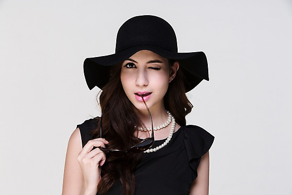 포토 JPG 스튜디오촬영 서양인 외국인 백인 해외기획촬영 모자 우먼라이프 라이프스타일 드레스 여자 2013년태국 모션 실내 윙크 한명 서기 들기 사람 상반신 20대 성인 앞모습 쇼핑 선글라스 섹시 우아함 물기 여자만 성인한명만 성인여자한명만 국내포토 1 잡화 옷 안경 뷰포인트 컨셉 표정 인종 청년 내부 생활 여자한명만 성인여자만 성인만 파일형식