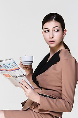 포토 JPG 스튜디오촬영 서양인 외국인 백인 해외기획촬영 여자 여유 커피 2013년태국 비즈니스 모션 휴식 실내 한명 들기 사람 앉기 정장 상반신 20대 성인 옆모습 비즈니스우먼 신문 신문읽기 커피잔 여자만 성인한명만 성인여자한명만 국내포토 1 옷 감정 음료 뷰포인트 컨셉 잔 인종 청년 내부 간행물 직장인 뉴스 읽기 여자한명만 성인여자만 성인만 파일형식