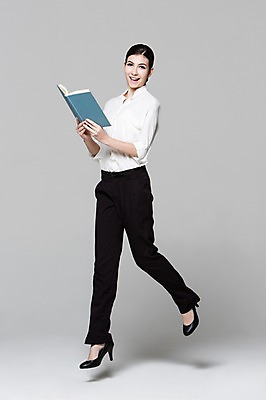 포토 JPG 스튜디오촬영 전신 서양인 외국인 백인 해외기획촬영 여자 2013년태국 비즈니스 모션 실내 한명 미소 들기 사람 20대 성인 앞모습 책 독서 점프 비즈니스우먼 여자만 성인한명만 성인여자한명만 국내포토 1 뷰포인트 표정 인종 청년 내부 직장인 여자한명만 성인여자만 성인만 파일형식