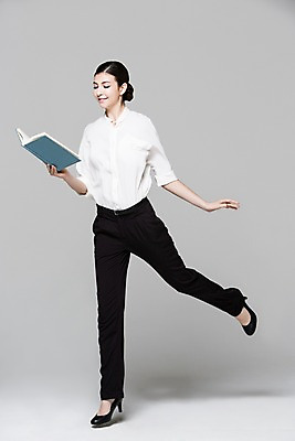 포토 JPG 스튜디오촬영 전신 서양인 외국인 백인 해외기획촬영 여자 2013년태국 비즈니스 모션 실내 한명 미소 들기 사람 20대 성인 앞모습 책 독서 점프 비즈니스우먼 읽기 여자만 성인한명만 성인여자한명만 국내포토 1 뷰포인트 표정 인종 청년 내부 직장인 여자한명만 성인여자만 성인만 파일형식