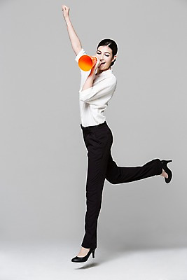 포토 JPG 스튜디오촬영 전신 서양인 외국인 백인 해외기획촬영 여자 2013년태국 비즈니스 모션 실내 한명 들기 사람 손짓 20대 성인 옆모습 손들기 눈감음 점프 파이팅 확성기 외침 주먹 비즈니스우먼 여자만 성인한명만 성인여자한명만 국내포토 1 뷰포인트 인종 청년 내부 소리 직장인 여자한명만 성인여자만 성인만 파일형식