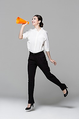 포토 JPG 스튜디오촬영 전신 서양인 외국인 백인 해외기획촬영 여자 2013년태국 비즈니스 모션 실내 한명 미소 들기 사람 20대 성인 점프 확성기 외침 기쁨 비즈니스우먼 여자만 성인한명만 성인여자한명만 국내포토 1 감정 표정 인종 청년 내부 소리 직장인 여자한명만 성인여자만 성인만 파일형식