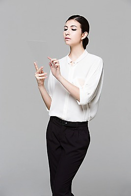 포토 JPG 스튜디오촬영 서양인 외국인 백인 해외기획촬영 응시 여자 2013년태국 비즈니스 모션 알림판 실내 한명 서기 들기 사람 상반신 20대 성인 앞모습 터치 비즈니스우먼 여자만 성인한명만 성인여자한명만 국내포토 1 시선 뷰포인트 인종 청년 내부 직장인 여자한명만 성인여자만 성인만 파일형식