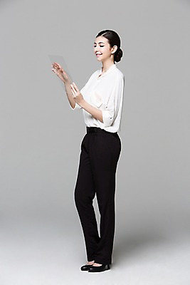 포토 JPG 스튜디오촬영 전신 서양인 외국인 백인 해외기획촬영 여자 2013년태국 비즈니스 모션 알림판 실내 한명 서기 미소 들기 사람 20대 성인 옆모습 터치 비즈니스우먼 여자만 성인한명만 성인여자한명만 국내포토 1 뷰포인트 표정 인종 청년 내부 직장인 여자한명만 성인여자만 성인만 파일형식