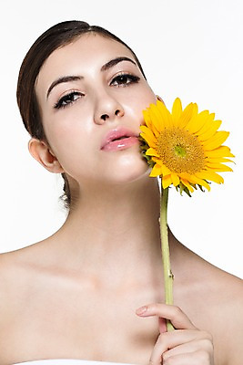 포토 JPG 스튜디오촬영 서양인 외국인 백인 해외기획촬영 우먼라이프 라이프스타일 여자 꽃 2013년태국 모션 해바라기 실내 한명 들기 사람 상반신 20대 성인 앞모습 뷰티 우아함 매끈함 의료성형뷰티 여자만 성인한명만 성인여자한명만 국내포토 식물 1 뷰포인트 컨셉 인종 청년 내부 생활 감각 여자한명만 성인여자만 성인만 파일형식