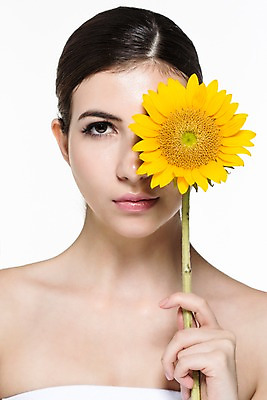 포토 JPG 스튜디오촬영 서양인 외국인 백인 해외기획촬영 우먼라이프 라이프스타일 여자 꽃 2013년태국 모션 해바라기 실내 한명 들기 사람 상반신 20대 성인 앞모습 뷰티 가림 우아함 매끈함 튜브탑 의료성형뷰티 여자만 성인한명만 성인여자한명만 국내포토 식물 1 뷰포인트 컨셉 상의 인종 청년 내부 생활 감각 여자한명만 성인여자만 성인만 파일형식