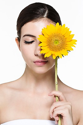 포토 JPG 스튜디오촬영 서양인 외국인 백인 해외기획촬영 우먼라이프 라이프스타일 여자 꽃 2013년태국 모션 해바라기 실내 한명 들기 사람 상반신 20대 성인 앞모습 뷰티 눈감음 우아함 매끈함 튜브탑 의료성형뷰티 여자만 성인한명만 성인여자한명만 국내포토 식물 1 뷰포인트 컨셉 상의 인종 청년 내부 생활 감각 여자한명만 성인여자만 성인만 파일형식